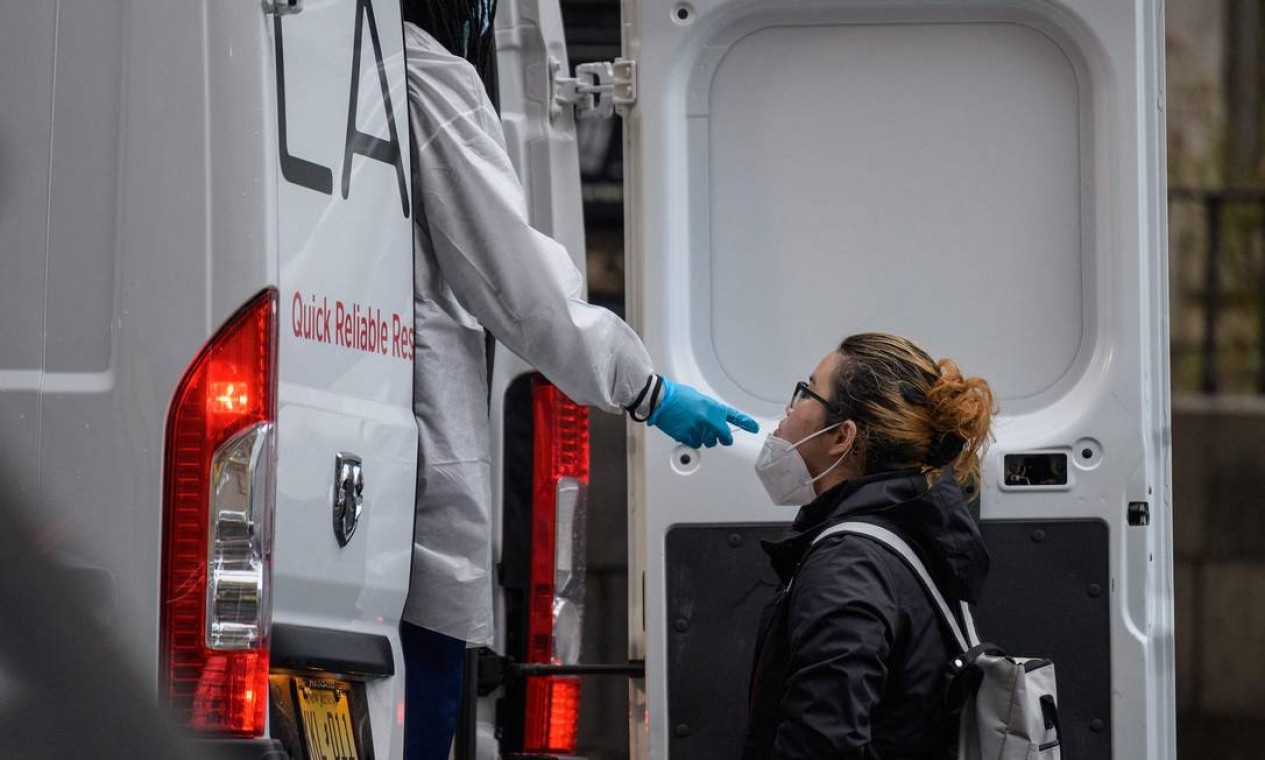 Mulher passa por teste de Covid-19 em uma van de teste móvel, na cidade de Nova York. Os EUA registraram mais de 1 milhão de casos de Covid-19 em 3 de janeiro Foto: ANGELA WEISS / AFP