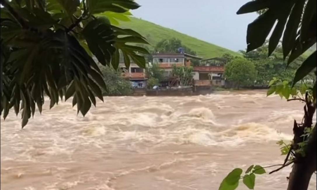 Uma influencer de Itaperuna publicou um vídeo mostrando o nível do Rio, que passa perto de sua casa Foto: Reprodução / Redes sociais