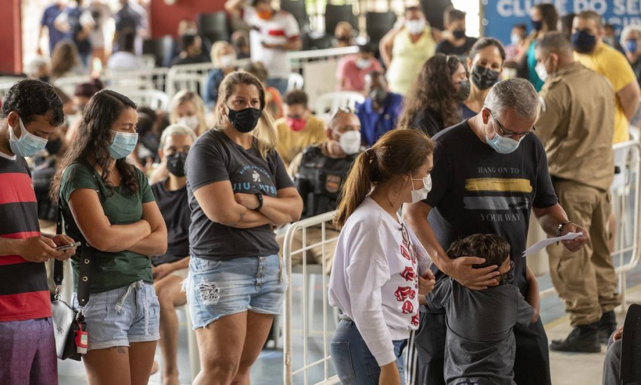 Com alta de casos de Covid19, cariocas lotam centros de testagem neste