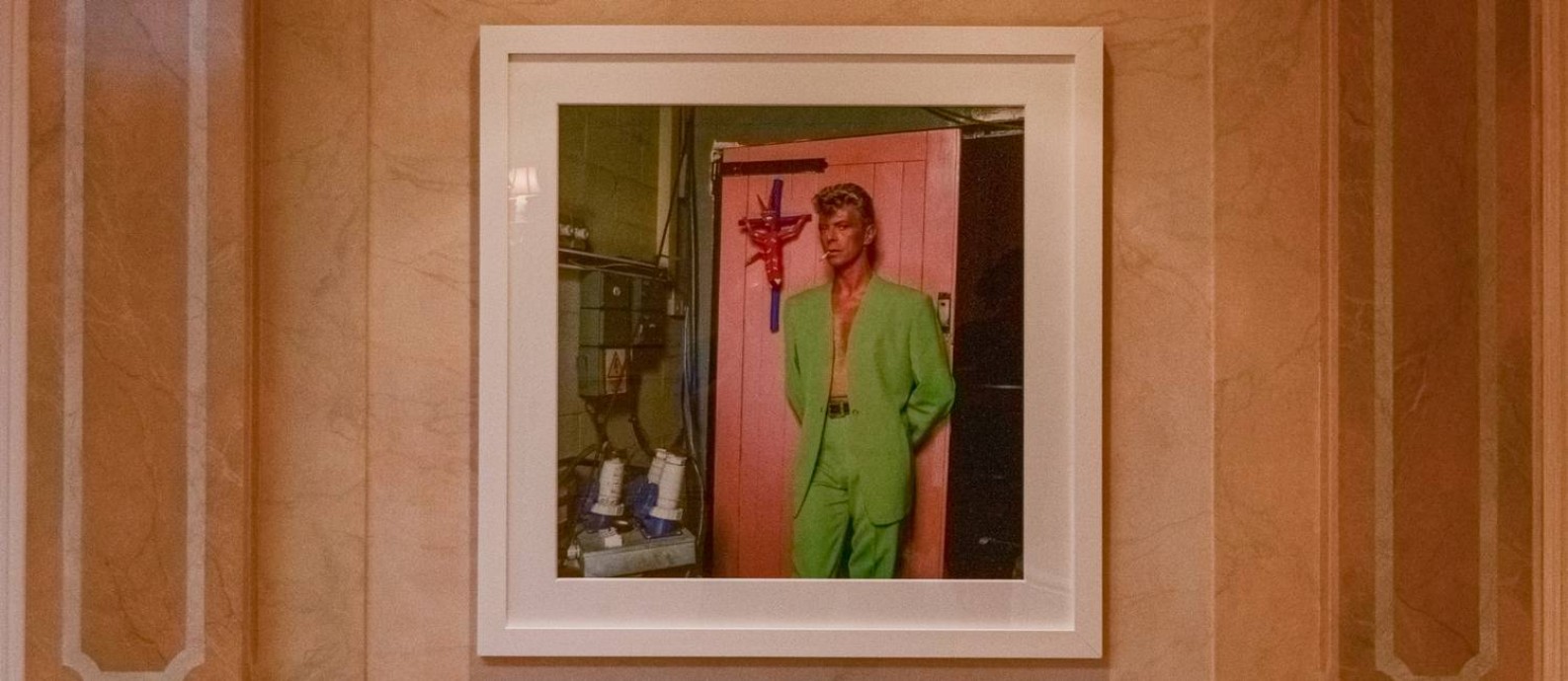 Foto de Bowie foi colocada na parede do foyer do apartamento Foto: Divulgação/Boris Rio / O GLOBO