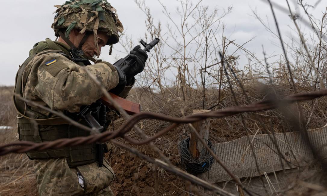 Soldado ucraniano perto da fronteira com a Rússia na região de Donetsk Foto: ANDRIY DUBCHAK / REUTERS