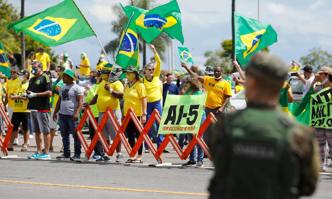 Em Brasília, apoiadores de Bolsonaro pedem reedição do AI-5: “normalização” do radicalismo Foto: Sergio Lima / AFP / 19-4-2020