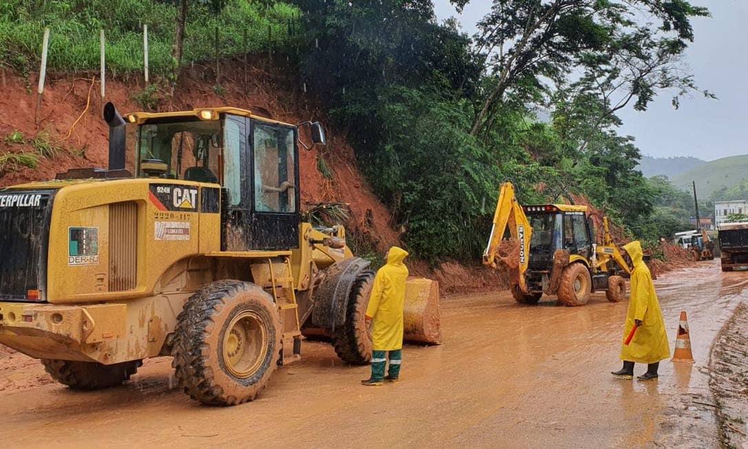 Equipes do governo trabalham na desobstrução das vias e em contenções emergenciais de encosta na região Norte e Noroeste do Rio. Foto: Divulgação 