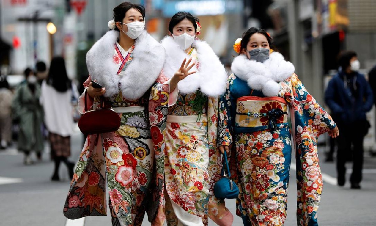 Mulheres vestidas de quimono para celebração do Dia da Maioridade, em Tóquio Foto: KIM KYUNG-HOON / REUTERS