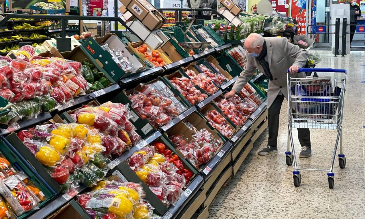Cliente faz compra em supermercado no leste de Londres, enquanto o Reino Unido registra disparo da inflação anual, impulsionada pelo aumento de preços de combustível e roupas , comida, carros usados e imposto sobre o tabaco Foto: DANIEL LEAL / AFP
