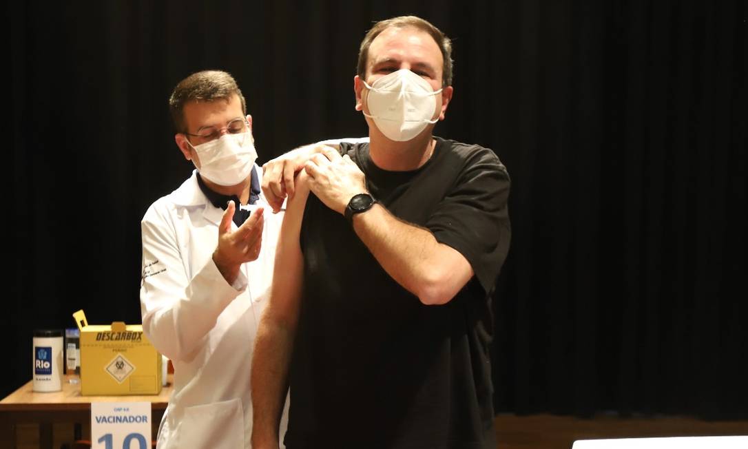 O prefeito Eduardo Paes toma a terceira dose da vacina na Cidade das Artes Foto: Beth Santos/Divulgação