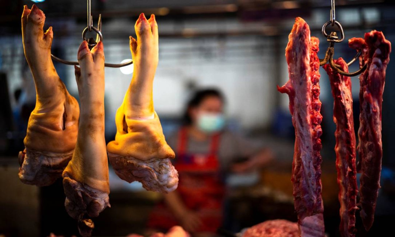 Carne de porco é vendida em uma barraca dentro de um mercado em Bangkok, Tailândia. Autoridades pecuárias investigam a morte de um porco de estimação depois de um teste indicar como causa a peste suína africana, primeiro relato do tipo no país Foto: ATHIT PERAWONGMETHA / REUTERS