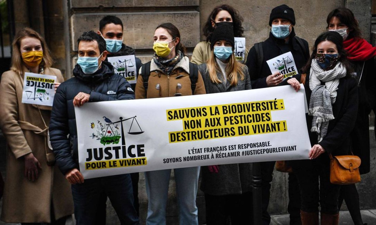 Ativistas protestam fora do Tribunal Administrativo antes de entrar com recurso pedindo às autoridades para proteger melhor a biodiversidade, em Paris Foto: CHRISTOPHE ARCHAMBAULT / AFP