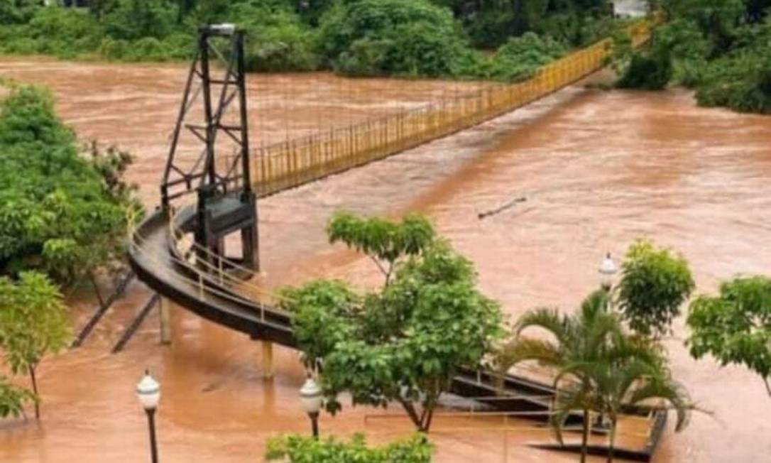 A ponte sobre o rio Piracicaba teve uma haste rompida. Segundo a Defesa Civil, não há feridos Foto: Reprodução/redes sociais