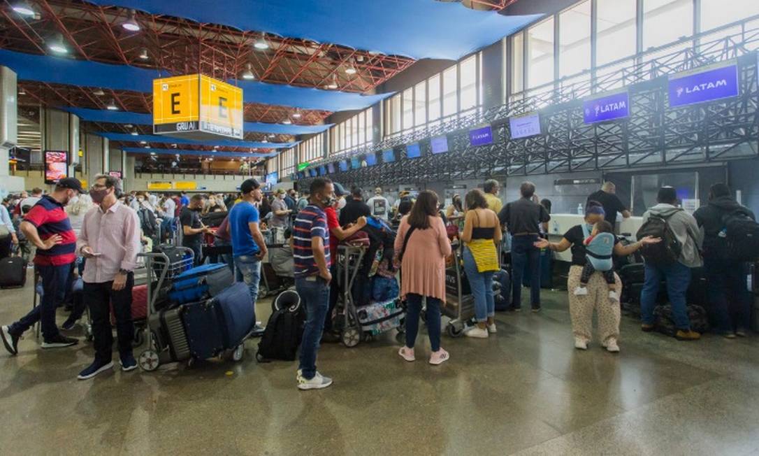 Saguão do aeroporto de Guarulhos: se voo faz parte de um pacote turístico que inclui passagem e hospedagem, a MP pode ser aplicada Foto: Edilson Dantas/Agência O Globo