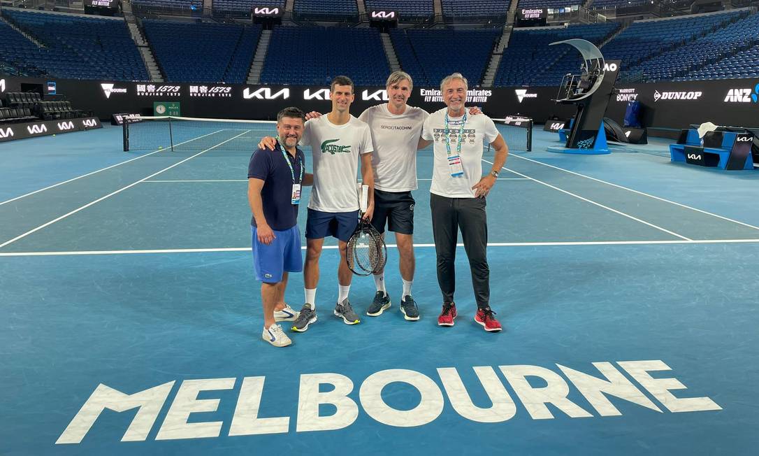 Djokovic aparece em quadra de Melbourne Foto: Twitter/Novak Djokovic