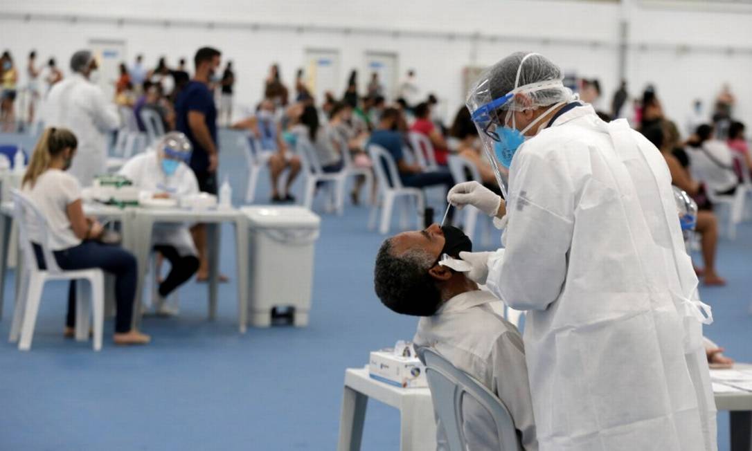 Paciente é atendido em centro de testagem no Parque Olímpico em 05/01/22 Foto: Domingos Peixoto / Agência O Globo