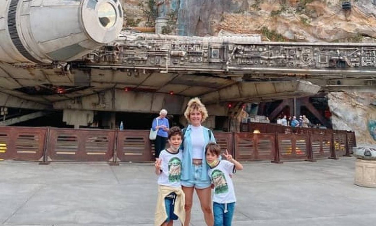 Bárbara Borges em frente a nave da franquia Star Wars Foto: Reprodução