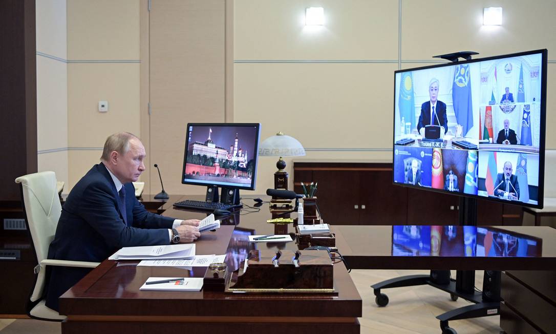 O presidente russo Vladimir Putin em reunião com líderes da Organização do Tratado de Segurança Coletiva (OSTC), uma versão da Otan liderada por Moscou Foto: ALEXEY NIKOLSKY / AFP