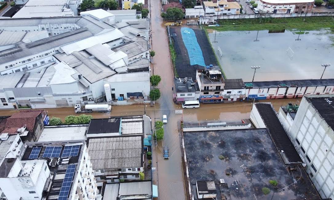 Área alagada na altura do Hospital São José do Avaí, na Rua Coronel Luiz Ferraz, em Itaperuna Foto: Evandro Lisboa / @evandrolisboamkt @dronecidade