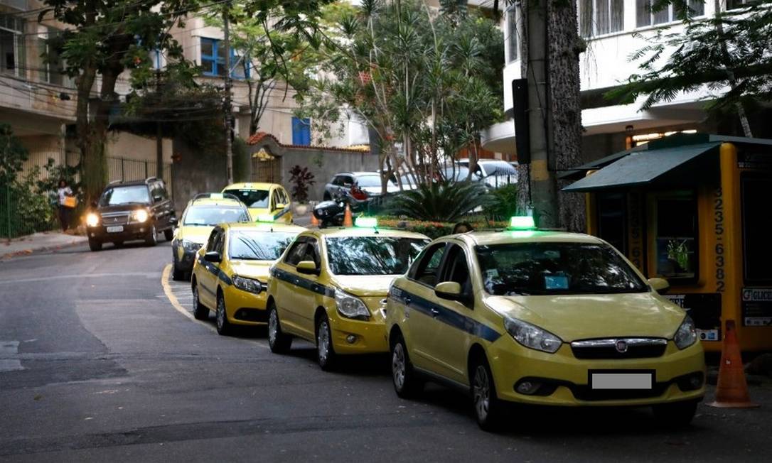 Ponto de táxis no Rio: aumento da tarifa em 11 de janeiro Foto: Luiza Moraes em 26/05/2021 / Agência O Globo