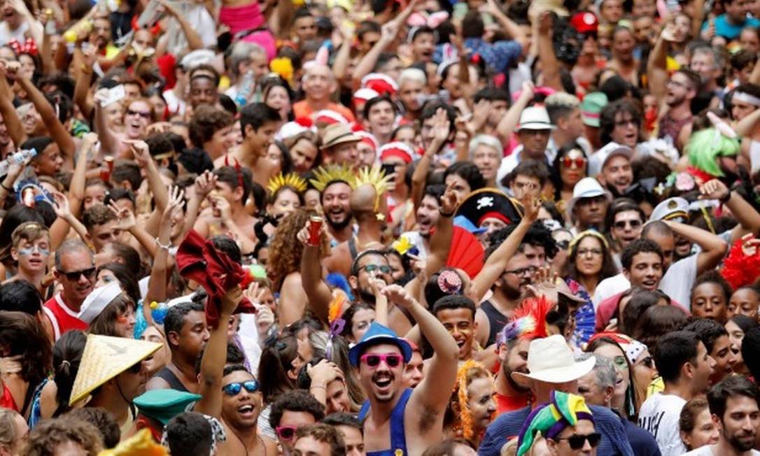 Foliões festejam carnaval de rua no Rio de Janeiro Foto: Reuters