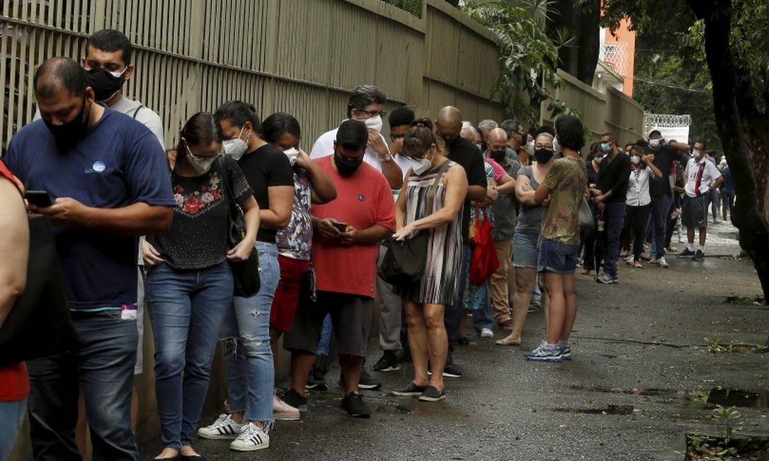 Novo posto de testagem de Covid-19 no Iaserj, no Maracanã, também teve longa fila na manhã desta segunda-feira Foto: Fabiano Rocha / Agência O Globo