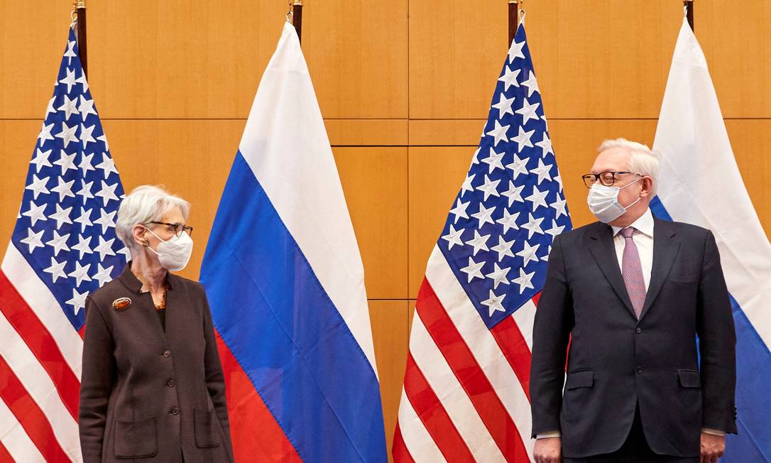 Subsecretária de Estado dos EUA, Wendy Sherman, e o vice-chanceler russo, Sergei Ryabkov, participam de sessão de conversas bilaterais em Genebra Foto: DENIS BALIBOUSE / REUTERS