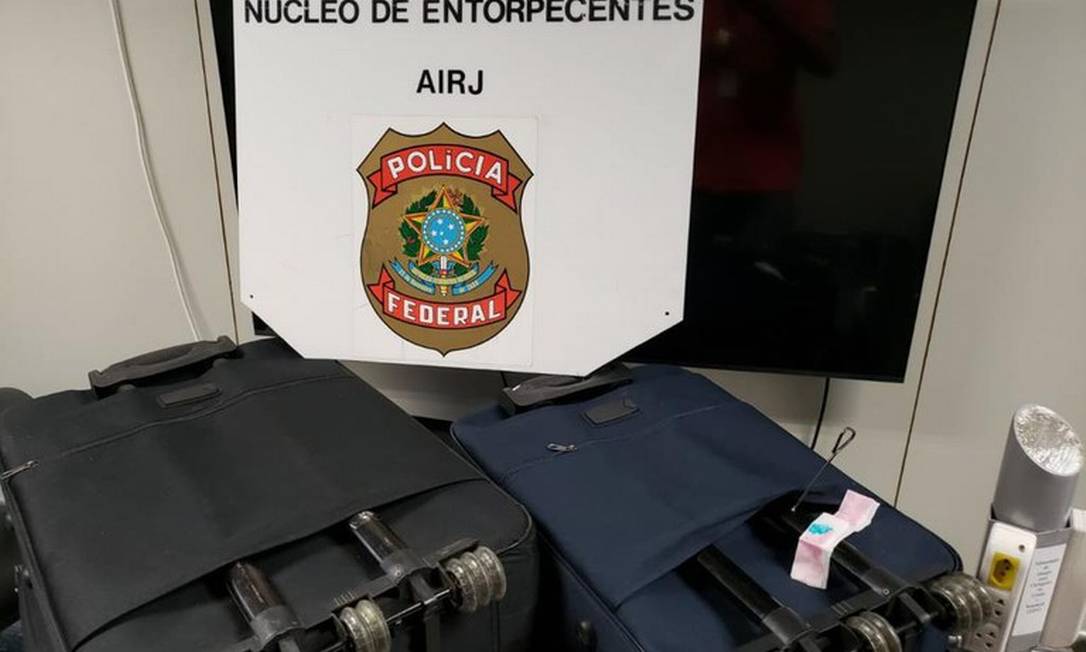 Cocaína foi encontrada escondida em puxador de mala do aeroporto internacional do Rio de Janeiro Foto: Divulgação / Polícia Federal