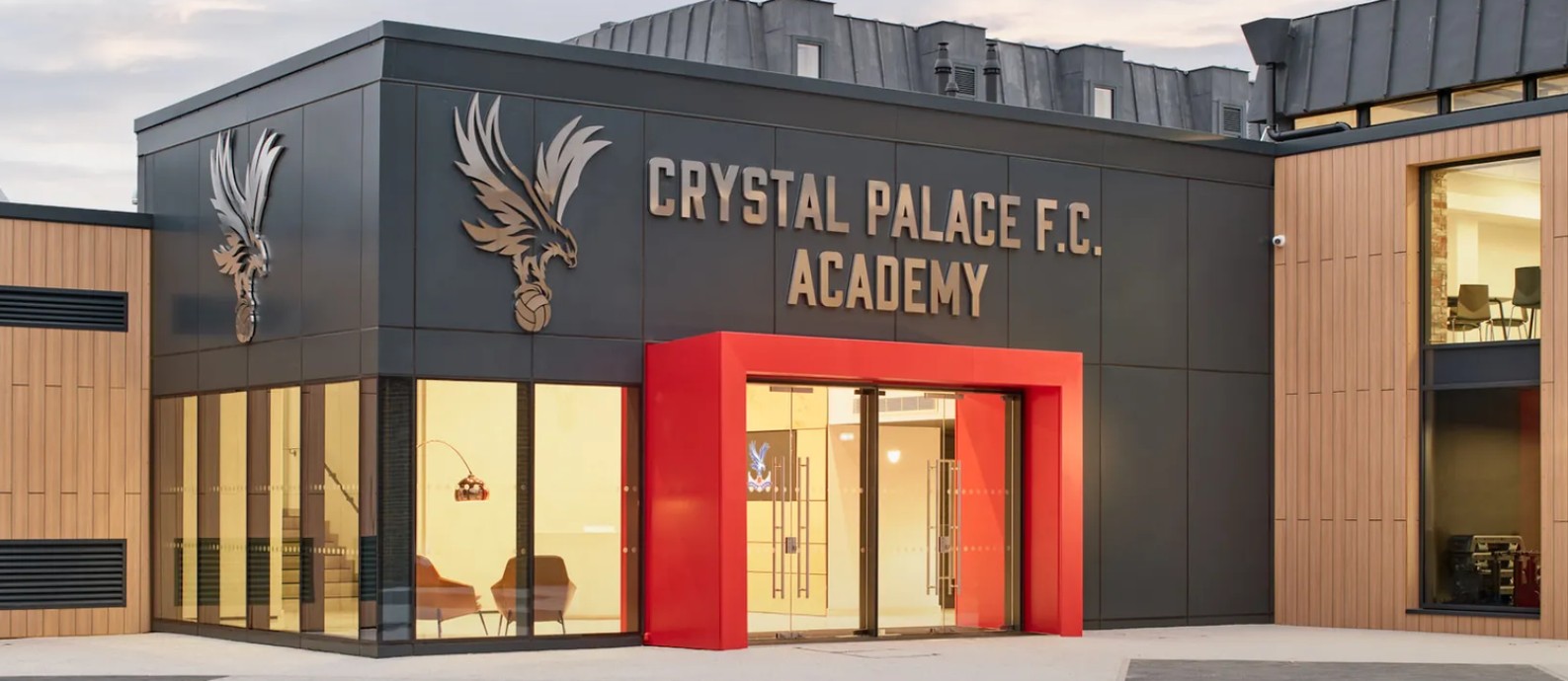 A entrada do CT da base do Crystal Palace, elogiado por John Textor Foto: Crystal Palace/Site oficial