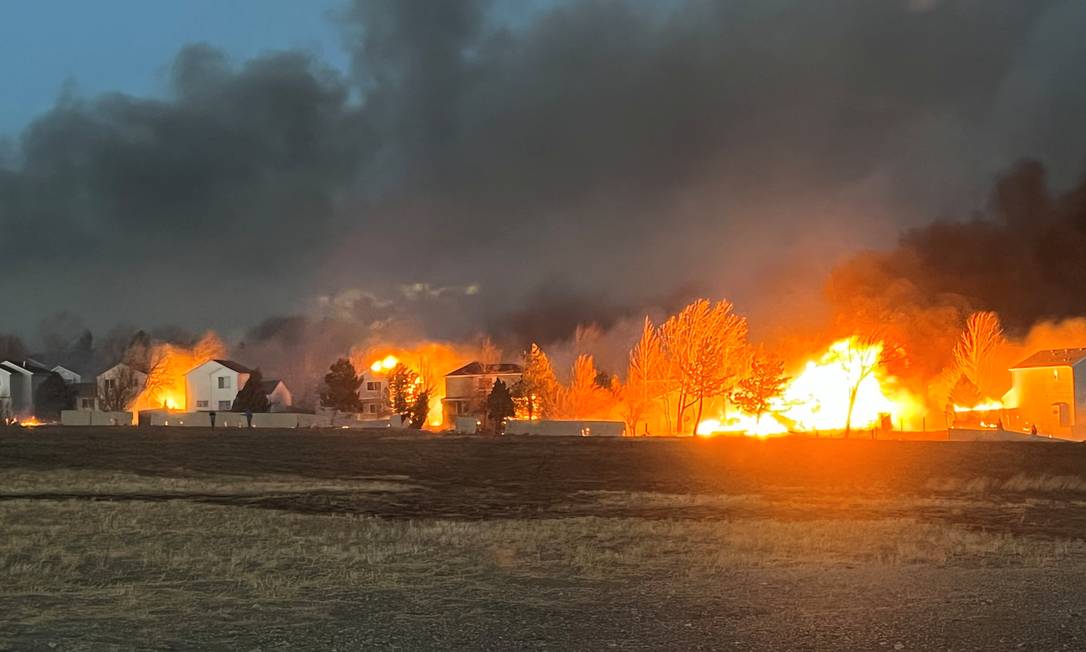 Casas em chamas após serem atingidas pelo incêndio Marshall, no Colorado, nos EUA Foto: SEAN DAVID VAN DE RIET / via REUTERS