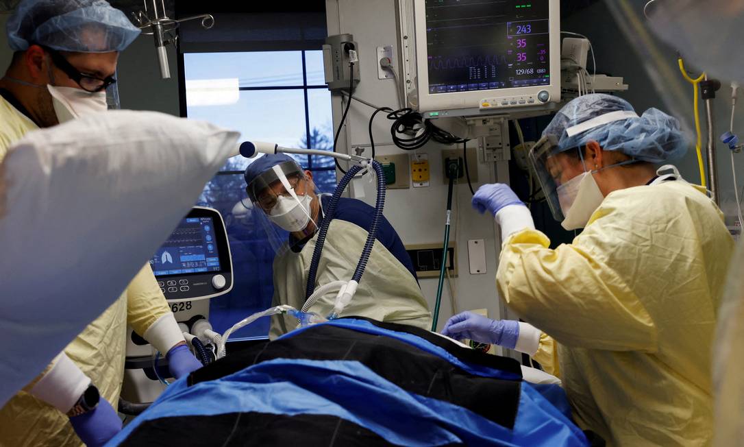 Médicos tratam de um paciente com Covid em uma UT em Ohio, nos EUA Foto: Shannon Stapleton / Reuters / 4-1-2022