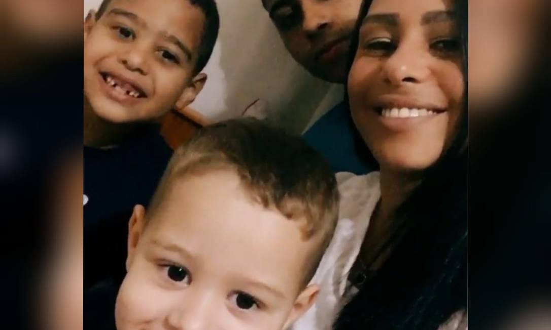 Stephany ao lado dos filhos, Bruno e Arthur, em uma postagem nas redes sociais Foto: Reprodução das redes sociais
