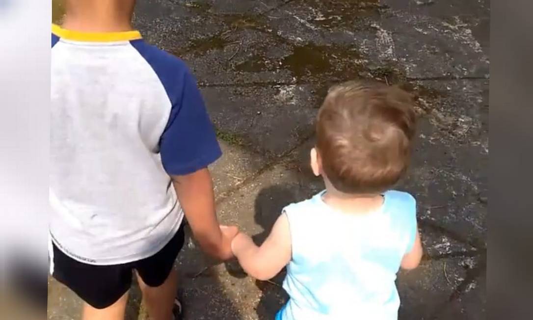 Em um vídeo publicado nao perfil pessoal de Stephany, a mãe filmou os dois filhos andando nas ruas de mãos dadas Foto: Reprodução das redes sociais