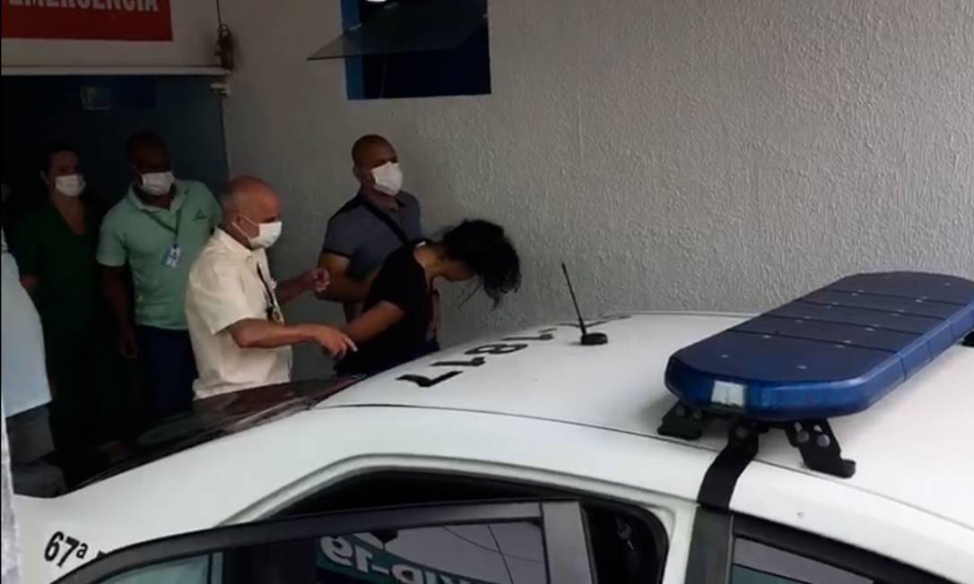 Mãe que matou dois filhos em Guapimirim é levada de hospital pela polícia Foto: Rafael Nascimento de Souza / Agência O Globo