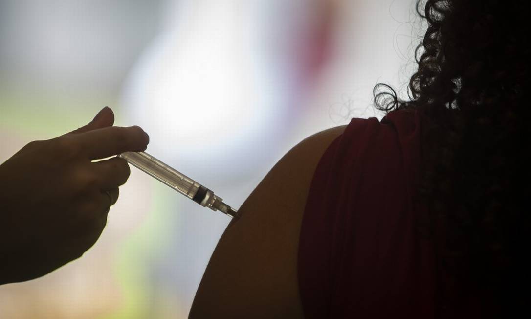 Vacina contra a Covid-19 é aplicada em postos e centros municipais no Rio Foto: Márcia Foletto / Agência O Globo