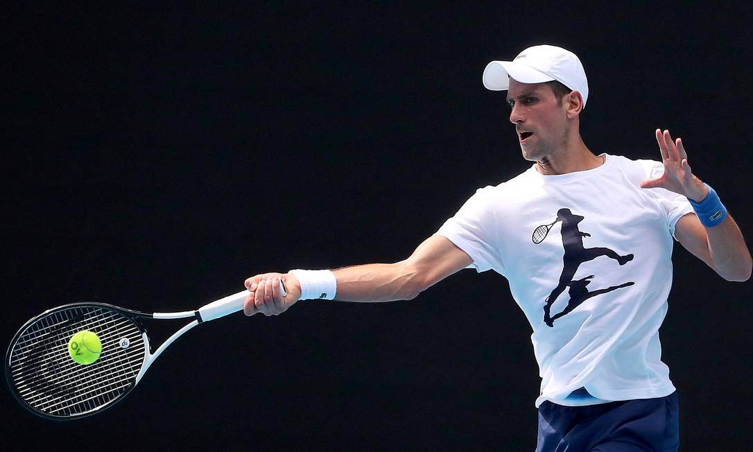 Djokovic treina na Rod Laver Arena, palco do Aberto da Austrália Foto: Kelly Defina / REUTERS
