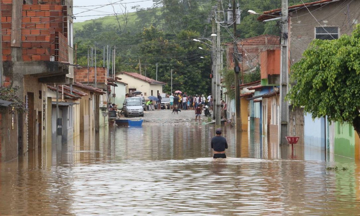 Enchente histórica isola cidades e deixa centenas de desabrigados no Norte