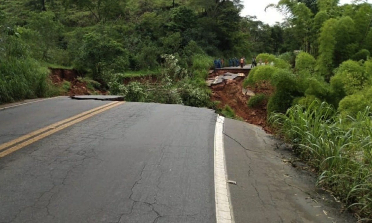 Cratera se abre em estrada de Mariana MG por causa das chuvas veja vídeo Jornal O Globo