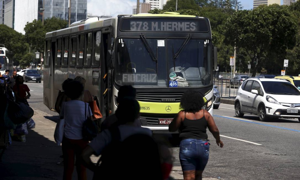 Com a alta nos preços dos combustíveis, o grupo dos transportes teve alta forte em 2021, pesando no bolso dos mais pobres. A alta acumulada foi de 21,03% Foto: Fabiano Rocha / Agência O Globo