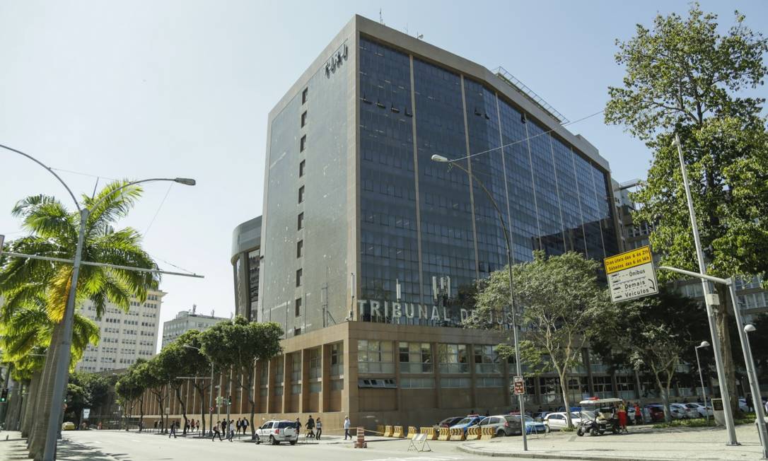  Complexo de prédios do Tribunal de Justiça do Rio, no Centro: rodízio de funcionários Foto: Gabriel de Paiva / Agência O Globo