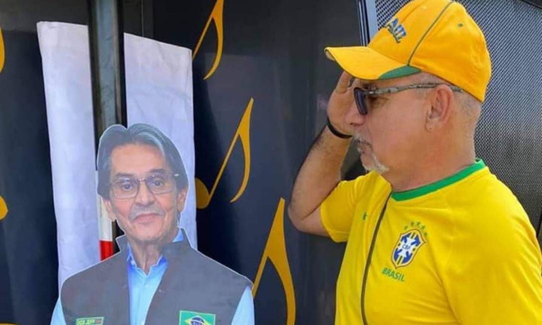 Em ato a favor de Jair Bolsonar, em Copacabana, Fabrício Queiroz presta continência à foto de Roberto Jefferson Foto: Agência O Globo