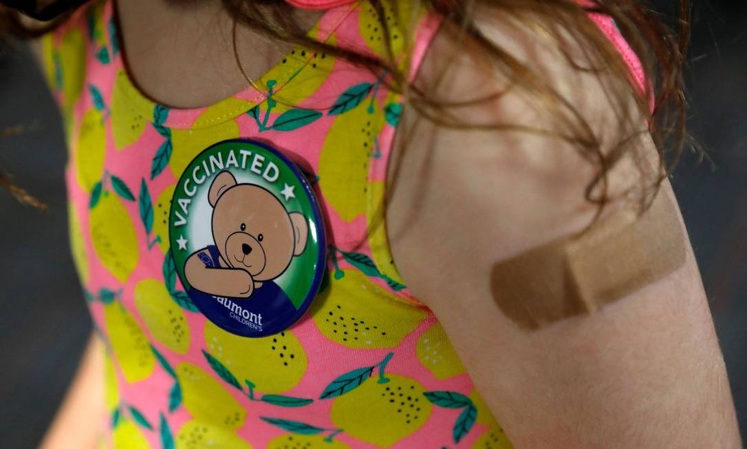 Criança vacinada nos Estados Unidos; no Rio, imunização dos 5 a 11 anos vai começar na próxima segunda-feira Foto: Jeff Kowalsky/05.11.2021 / AFP