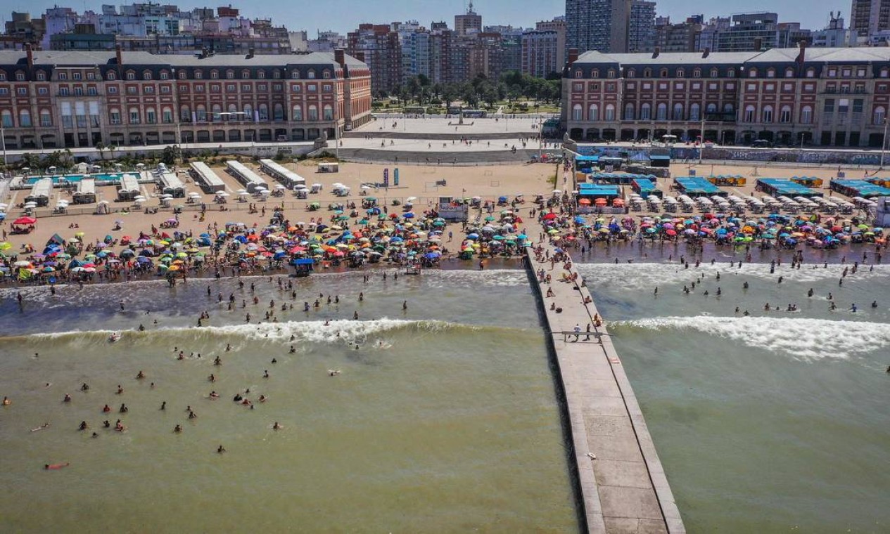 Pessoas na praia do Casino, em Mar del Plata, Argentina, em meio a onda de calor que atinge o país Foto: MARA SOSTI / AFP