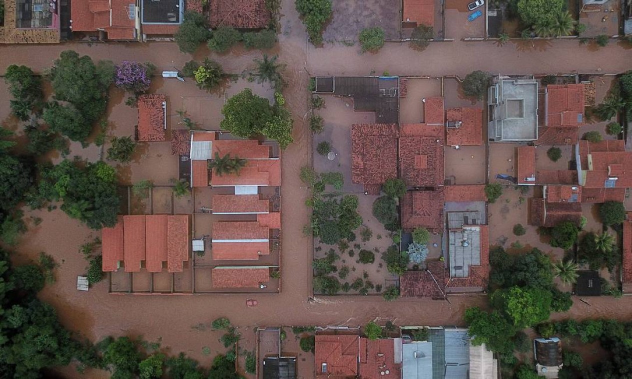Ruas completamente cobertas por água em Juatuba. Minas Gerais tem 145 municípios em situação de emergência Foto: DOUGLAS MAGNO / AFP