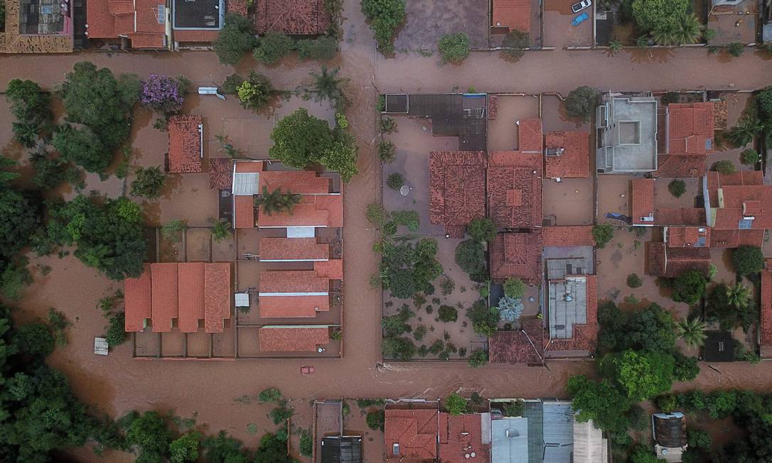 Ruas completamente cobertas por água em Juatuba. Minas Gerais tem 341 municípios em situação de emergência Foto: DOUGLAS MAGNO/AFP