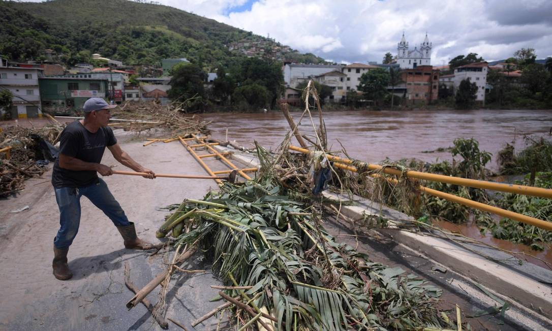 Enchente histórica isola cidades e deixa centenas de desabrigados no Norte