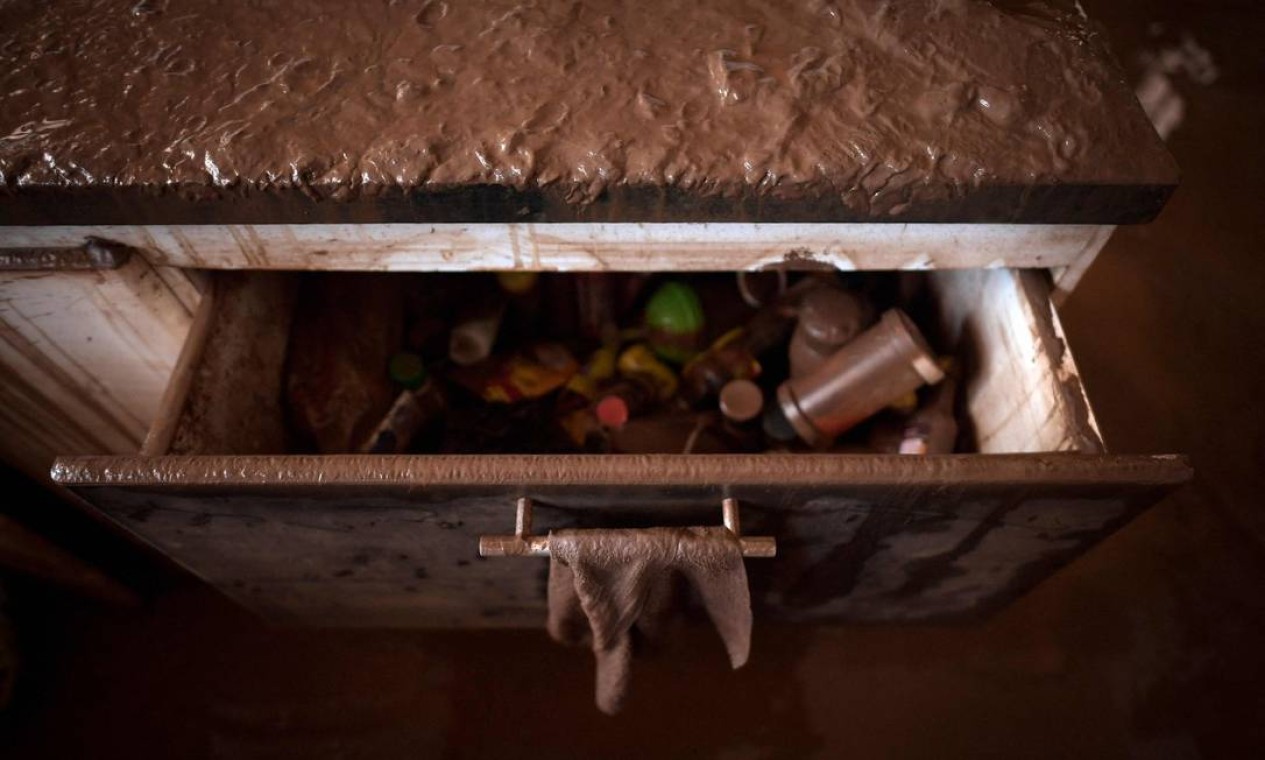 Casa ficaram cobertas de lama. Foto: DOUGLAS MAGNO / AFP