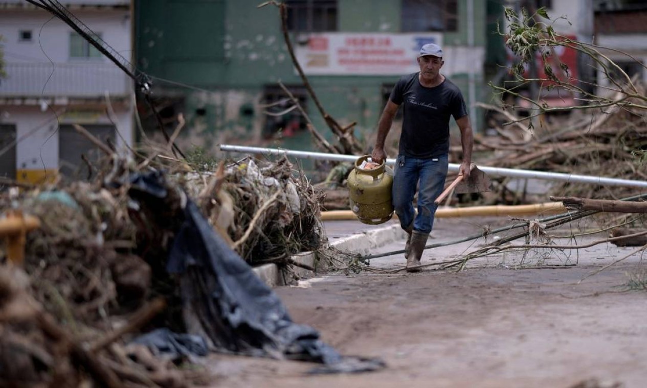 Cenário de destruição deixado pela chuva nas ruas de Raposos, onde ao menos mil casas foram inundadas após o transbordamento do Rio das Velhas Foto: DOUGLAS MAGNO / AFP