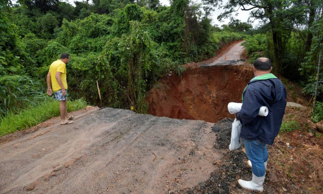 Rodovias initerditadas: moradores observam uma estrada danificada após chuvas torrenciais em Pará de Minas Foto: WASHINGTON ALVES / REUTERS