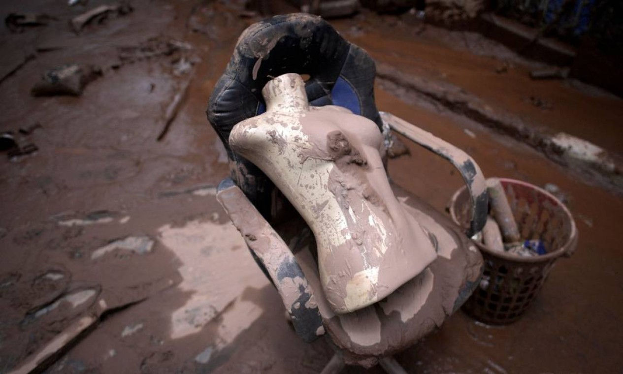 Parte de um manequim de uma loja coberto de lama é visto durante trabalho de limpeza após a enchente em Raposos. Moradores contam com corrente solidariedade e doações Foto: DOUGLAS MAGNO / AFP