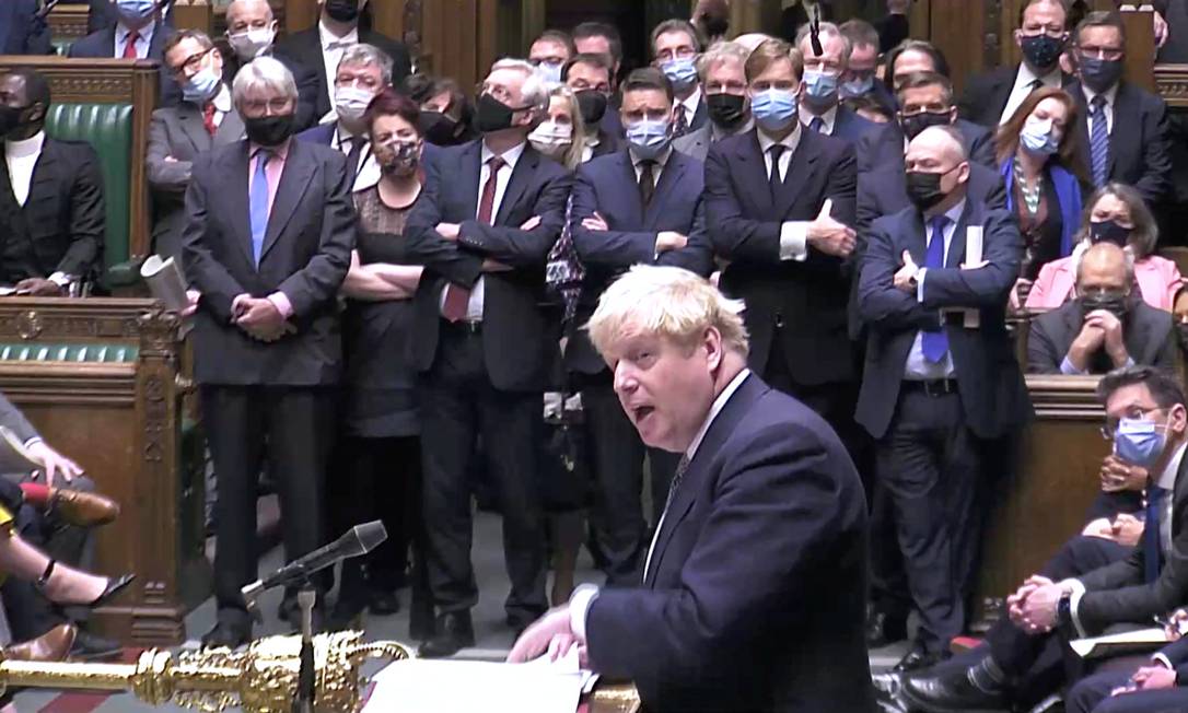 Primeiro-ministro britânico, Boris Johnson é observado por deputados enquanto pede desculpas ao Parlamento por ter participado de festa durante quarentena em 2020 Foto: REUTERS TV / REUTERS