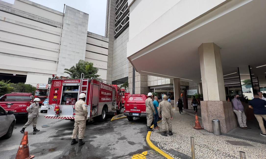 Militares do quartel do Humaitá foram acionados para o incêndio Foto: Ana Branco/Agência O Globo