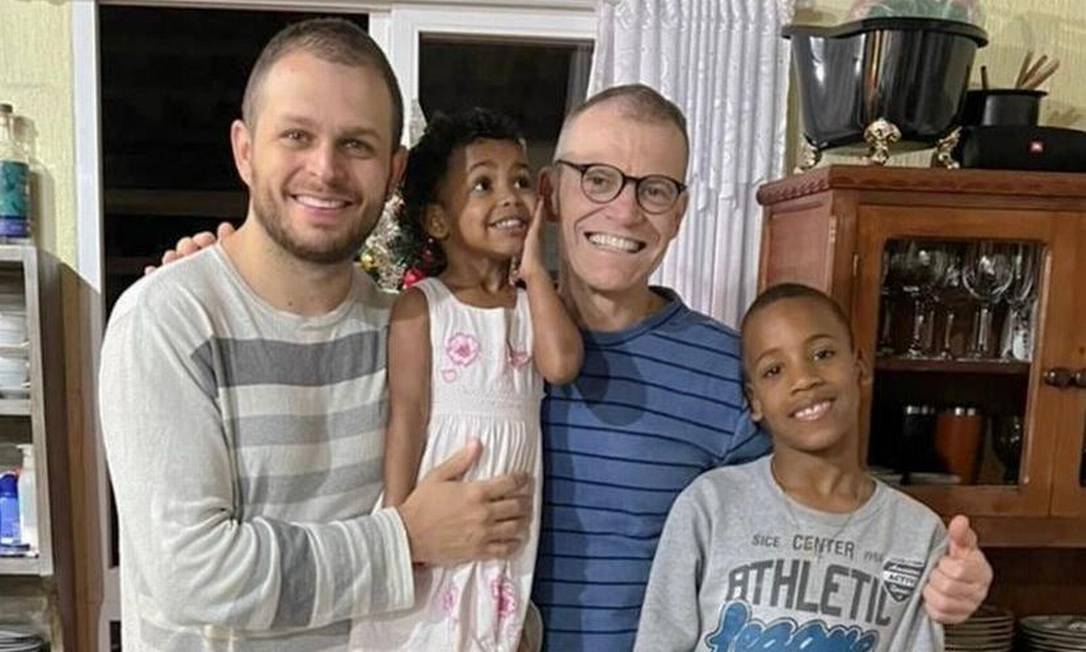 Senador Fabiano Contarato (PT-ES) com marido e filhos. Foto: Reprodução / Instagram