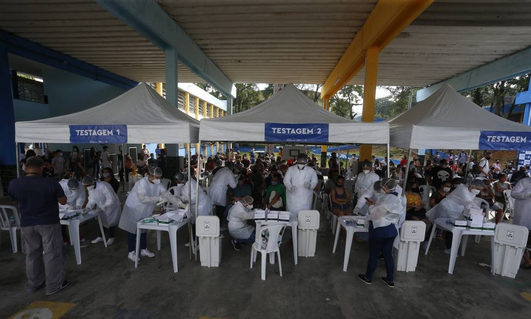 Posto temporário na Ilha do Governador foi um dos centros erguidos pela prefeitura em janeiro Foto: Fabiano Rocha / Agência O Globo
